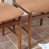 Paire de chaises scandinaves en teck, dossier à deux lattes, assise tissu terracotta (brique clair), années 60.