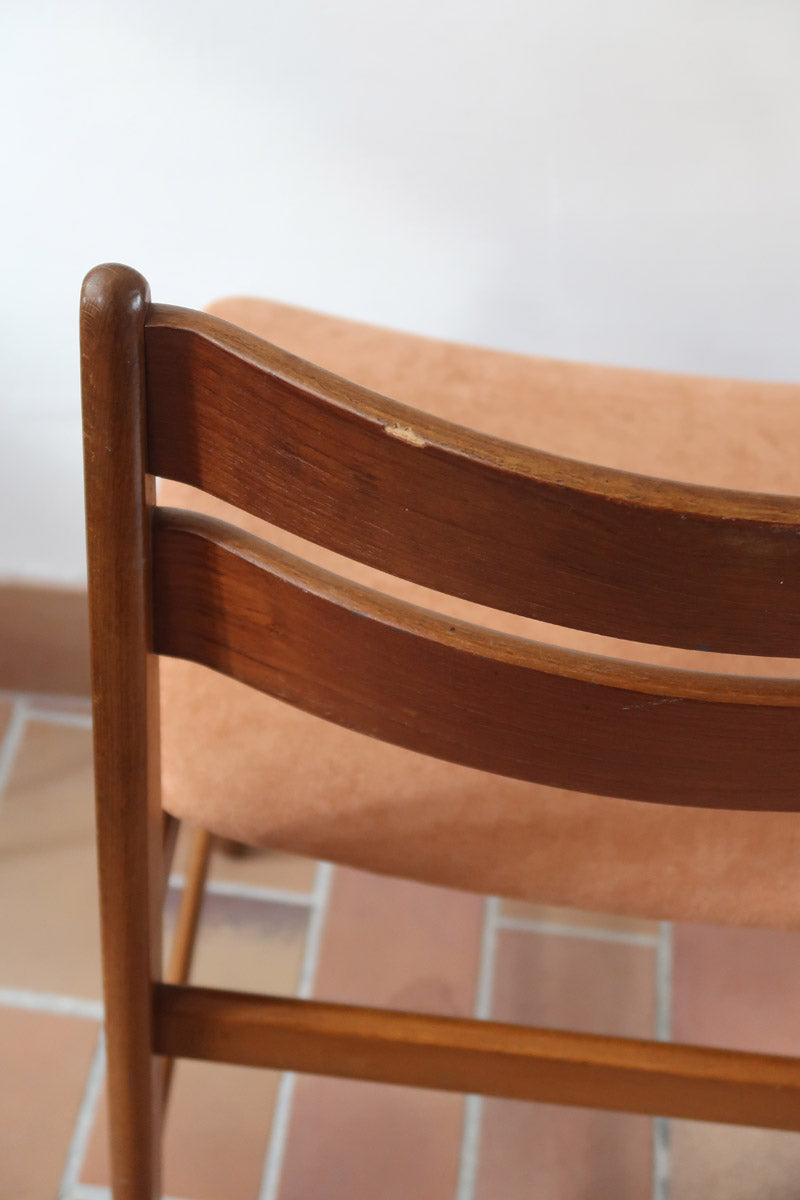 Paire de chaises scandinaves en teck, dossier à deux lattes, assise tissu terracotta (brique clair), années 60.