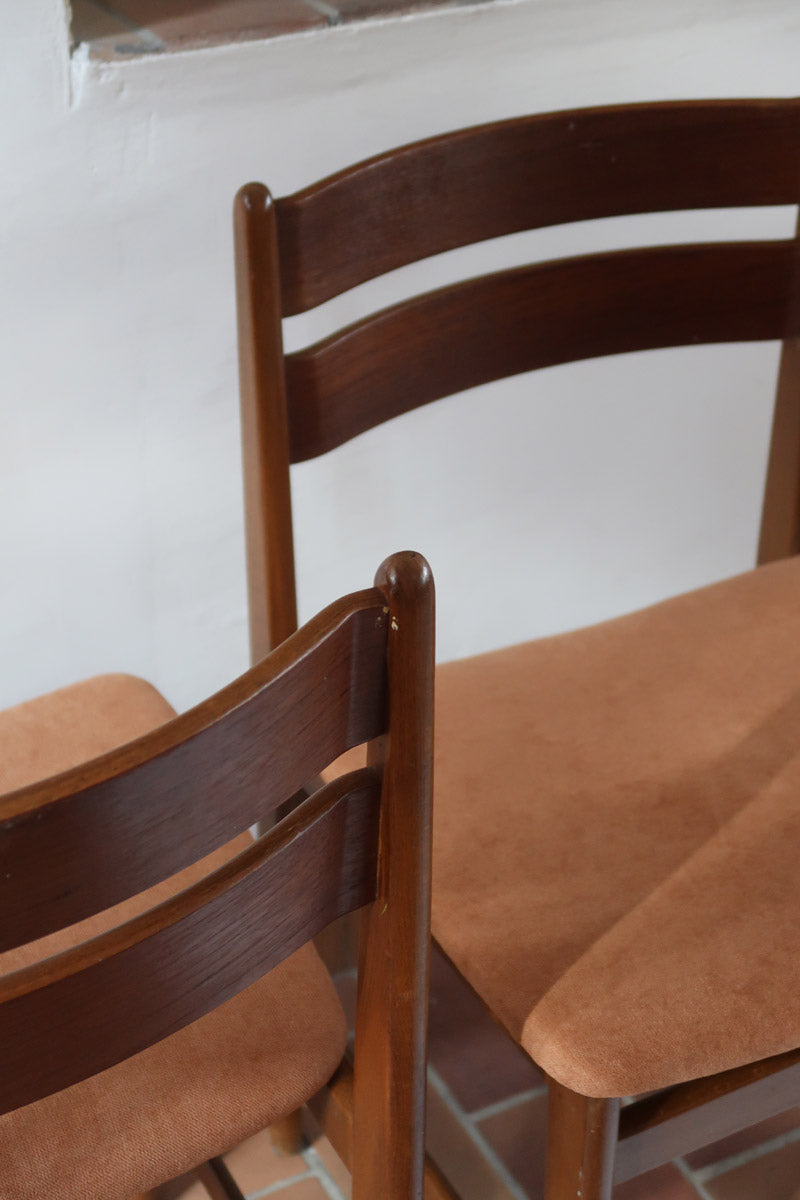 Paire de chaises scandinaves en teck, dossier à deux lattes, assise tissu terracotta (brique clair), années 60.