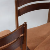 Paire de chaises scandinaves en teck, dossier à deux lattes, assise tissu terracotta (brique clair), années 60.