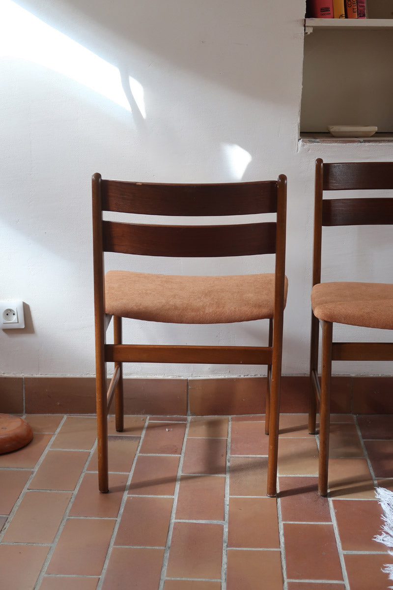 Paire de chaises scandinaves en teck, dossier à deux lattes, assise tissu terracotta (brique clair), années 60.