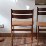 Paire de chaises scandinaves en teck, dossier à deux lattes, assise tissu terracotta (brique clair), années 60.