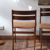 Paire de chaises scandinaves en teck, dossier à deux lattes, assise tissu terracotta (brique clair), années 60.