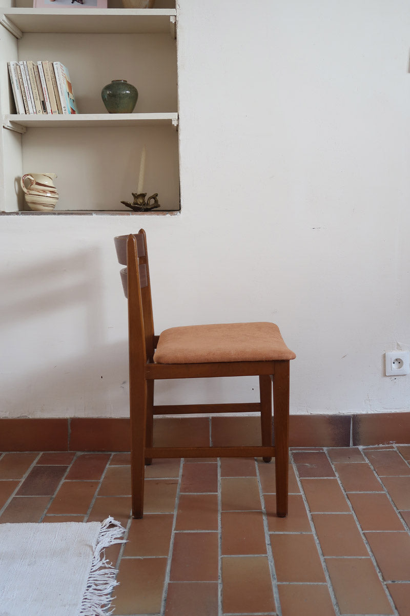 Paire de chaises scandinaves en teck, dossier à deux lattes, assise tissu terracotta (brique clair), années 60.