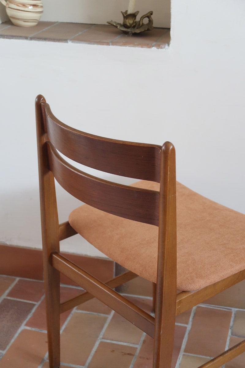 Paire de chaises scandinaves en teck, dossier à deux lattes, assise tissu terracotta (brique clair), années 60.