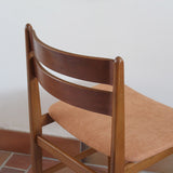 Paire de chaises scandinaves en teck, dossier à deux lattes, assise tissu terracotta (brique clair), années 60.