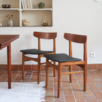 Paire de chaises scandinaves Farstrup en teck avec assise retapissée en skaï noir, design danois des années 60.