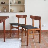 Paire de chaises scandinaves Farstrup en teck avec assise retapissée en skaï noir, design danois des années 60.