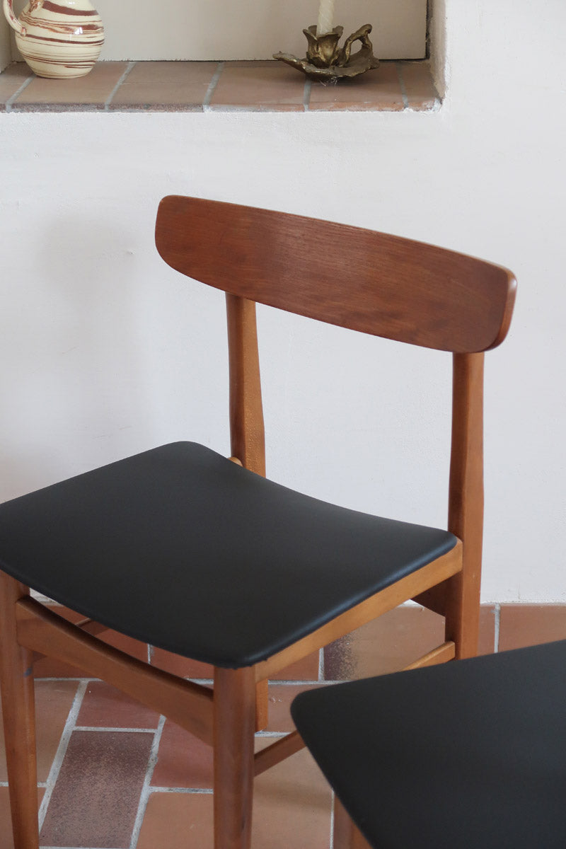 Paire de chaises scandinaves Farstrup en teck avec assise retapissée en skaï noir, design danois des années 60.