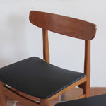 Paire de chaises scandinaves Farstrup en teck avec assise retapissée en skaï noir, design danois des années 60.