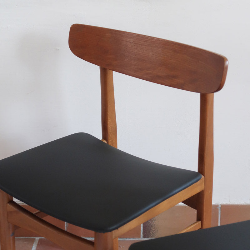 Paire de chaises scandinaves Farstrup en teck avec assise retapissée en skaï noir, design danois des années 60.