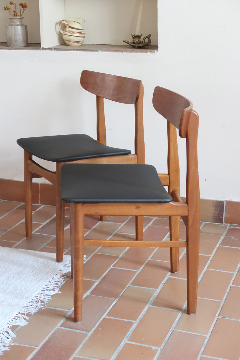 Paire de chaises scandinaves Farstrup en teck avec assise retapissée en skaï noir, design danois des années 60.