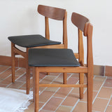 Paire de chaises scandinaves Farstrup en teck avec assise retapissée en skaï noir, design danois des années 60.