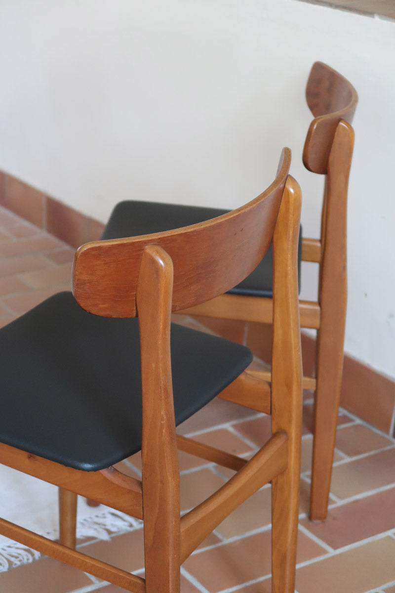 Paire de chaises scandinaves Farstrup en teck avec assise retapissée en skaï noir, design danois des années 60.