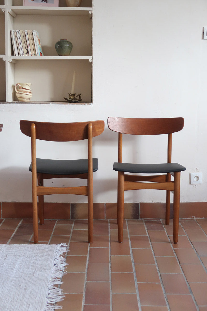 Paire de chaises scandinaves Farstrup en teck avec assise retapissée en skaï noir, design danois des années 60.