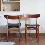 Paire de chaises scandinaves Farstrup en teck avec assise retapissée en skaï noir, design danois des années 60.