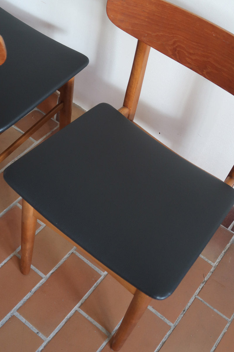Paire de chaises scandinaves Farstrup en teck avec assise retapissée en skaï noir, design danois des années 60.