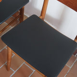 Paire de chaises scandinaves Farstrup en teck avec assise retapissée en skaï noir, design danois des années 60.