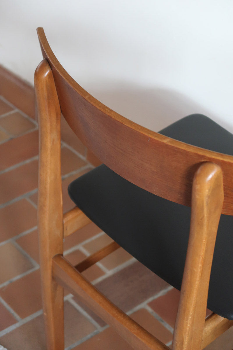 Paire de chaises scandinaves Farstrup en teck avec assise retapissée en skaï noir, design danois des années 60.