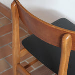 Paire de chaises scandinaves Farstrup en teck avec assise retapissée en skaï noir, design danois des années 60.