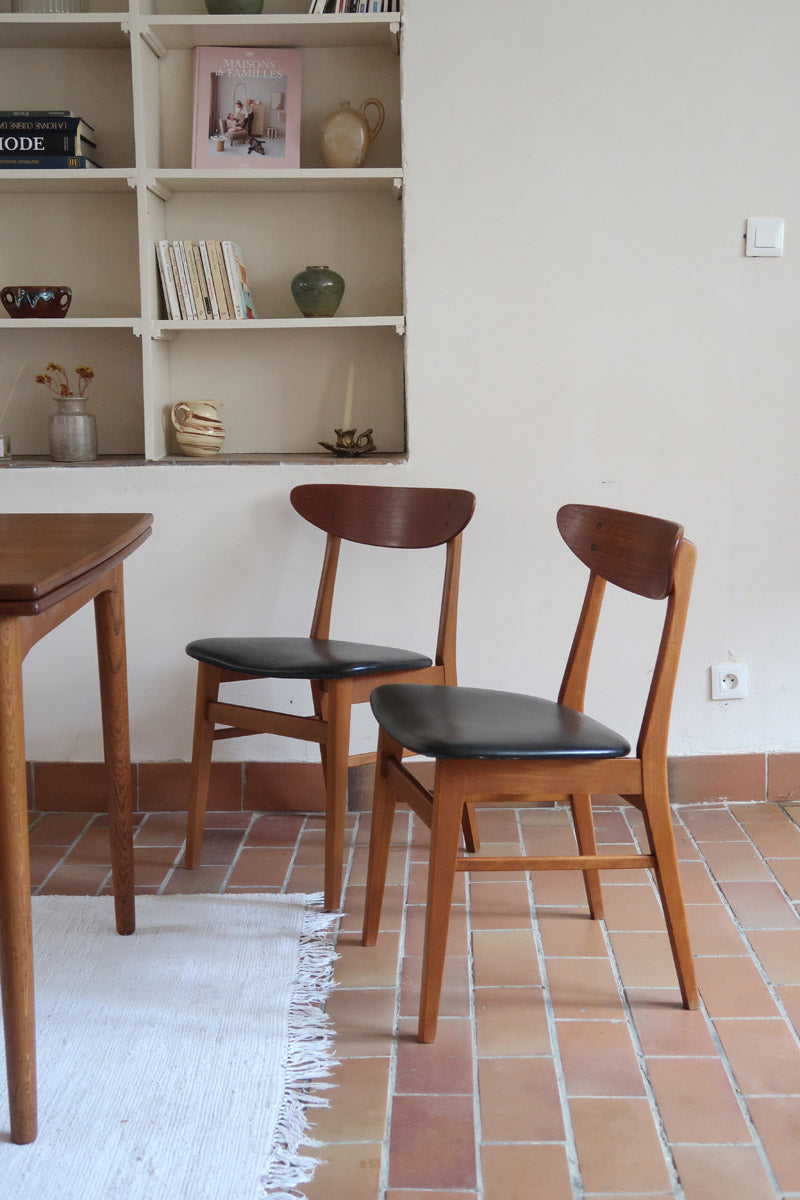 Paire de chaises scandinaves Farstrup en teck, modèle 210, assise retapissée en skaï noir, design danois des années 60, plusieurs exemplaires disponibles.