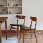 Paire de chaises scandinaves Farstrup en teck, modèle 210, assise retapissée en skaï noir, design danois des années 60, plusieurs exemplaires disponibles.