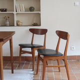 Paire de chaises scandinaves Farstrup en teck, modèle 210, assise retapissée en skaï noir, design danois des années 60, plusieurs exemplaires disponibles.