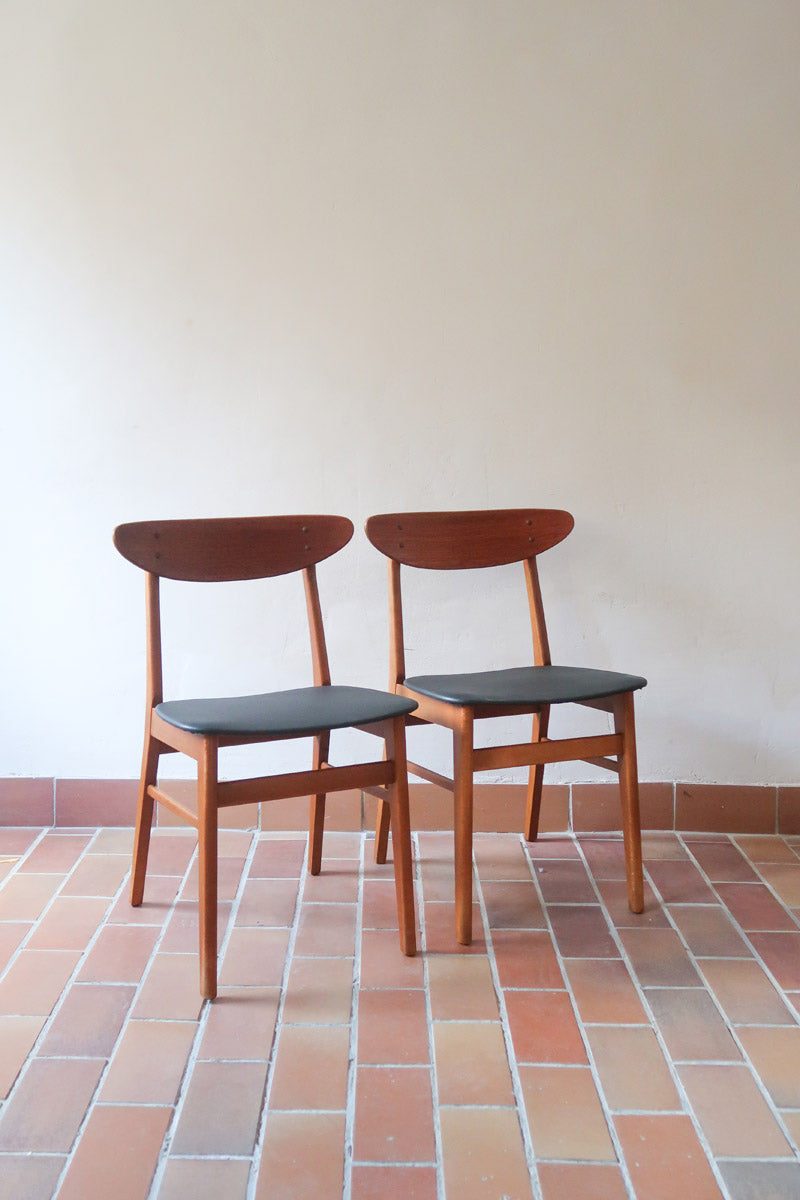 Paire de chaises scandinaves Farstrup en teck, modèle 210, assise retapissée en skaï noir, design danois des années 60, plusieurs exemplaires disponibles.
