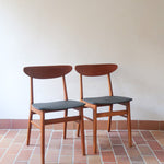 Paire de chaises scandinaves Farstrup en teck, modèle 210, assise retapissée en skaï noir, design danois des années 60, plusieurs exemplaires disponibles.