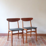 Paire de chaises scandinaves Farstrup en teck, modèle 210, assise retapissée en skaï noir, design danois des années 60, plusieurs exemplaires disponibles.