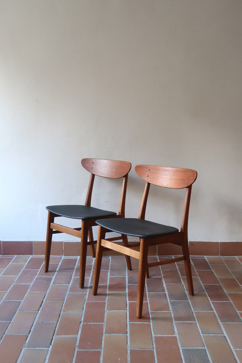 Paire de chaises scandinaves Farstrup en teck, modèle 210, assise retapissée en skaï noir, design danois des années 60, plusieurs exemplaires disponibles.