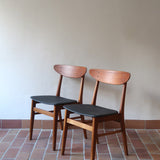 Paire de chaises scandinaves Farstrup en teck, modèle 210, assise retapissée en skaï noir, design danois des années 60, plusieurs exemplaires disponibles.
