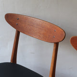 Paire de chaises scandinaves Farstrup en teck, modèle 210, assise retapissée en skaï noir, design danois des années 60, plusieurs exemplaires disponibles.