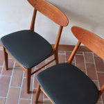 Paire de chaises scandinaves Farstrup en teck, modèle 210, assise retapissée en skaï noir, design danois des années 60, plusieurs exemplaires disponibles.