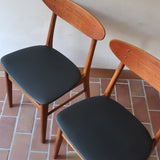 Paire de chaises scandinaves Farstrup en teck, modèle 210, assise retapissée en skaï noir, design danois des années 60, plusieurs exemplaires disponibles.