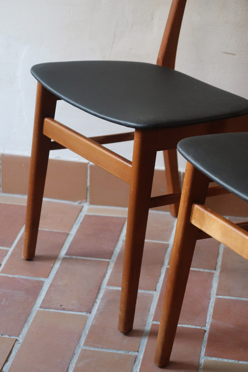 Paire de chaises scandinaves Farstrup en teck, modèle 210, assise retapissée en skaï noir, design danois des années 60, plusieurs exemplaires disponibles.