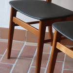 Paire de chaises scandinaves Farstrup en teck, modèle 210, assise retapissée en skaï noir, design danois des années 60, plusieurs exemplaires disponibles.