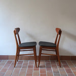 Paire de chaises scandinaves Farstrup en teck, modèle 210, assise retapissée en skaï noir, design danois des années 60, plusieurs exemplaires disponibles.