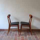 Paire de chaises scandinaves Farstrup en teck, modèle 210, assise retapissée en skaï noir, design danois des années 60, plusieurs exemplaires disponibles.