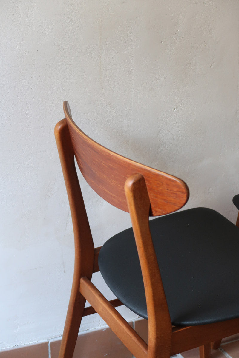Paire de chaises scandinaves Farstrup en teck, modèle 210, assise retapissée en skaï noir, design danois des années 60, plusieurs exemplaires disponibles.