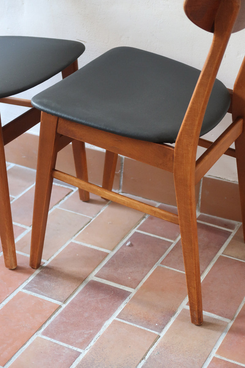 Paire de chaises scandinaves Farstrup en teck, modèle 210, assise retapissée en skaï noir, design danois des années 60, plusieurs exemplaires disponibles.