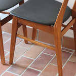 Paire de chaises scandinaves Farstrup en teck, modèle 210, assise retapissée en skaï noir, design danois des années 60, plusieurs exemplaires disponibles.