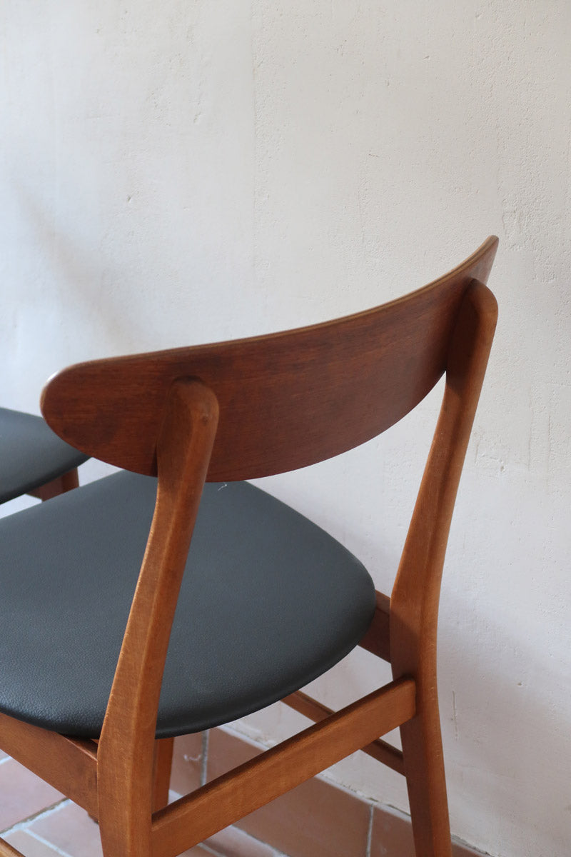 Paire de chaises scandinaves Farstrup en teck, modèle 210, assise retapissée en skaï noir, design danois des années 60, plusieurs exemplaires disponibles.