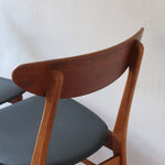 Paire de chaises scandinaves Farstrup en teck, modèle 210, assise retapissée en skaï noir, design danois des années 60, plusieurs exemplaires disponibles.