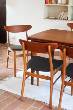 Paire de chaises scandinaves Farstrup en teck, modèle 210, assise retapissée en skaï noir, design danois des années 60, plusieurs exemplaires disponibles.