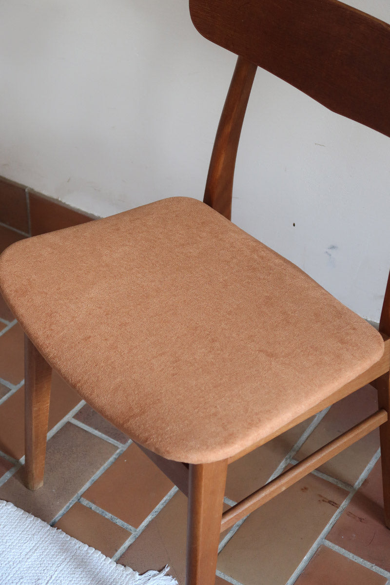 Paire de chaises scandinaves Farstrup en teck avec assise retapissée en tissu terracotta, design danois des années 60.