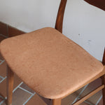 Paire de chaises scandinaves Farstrup en teck avec assise retapissée en tissu terracotta, design danois des années 60.