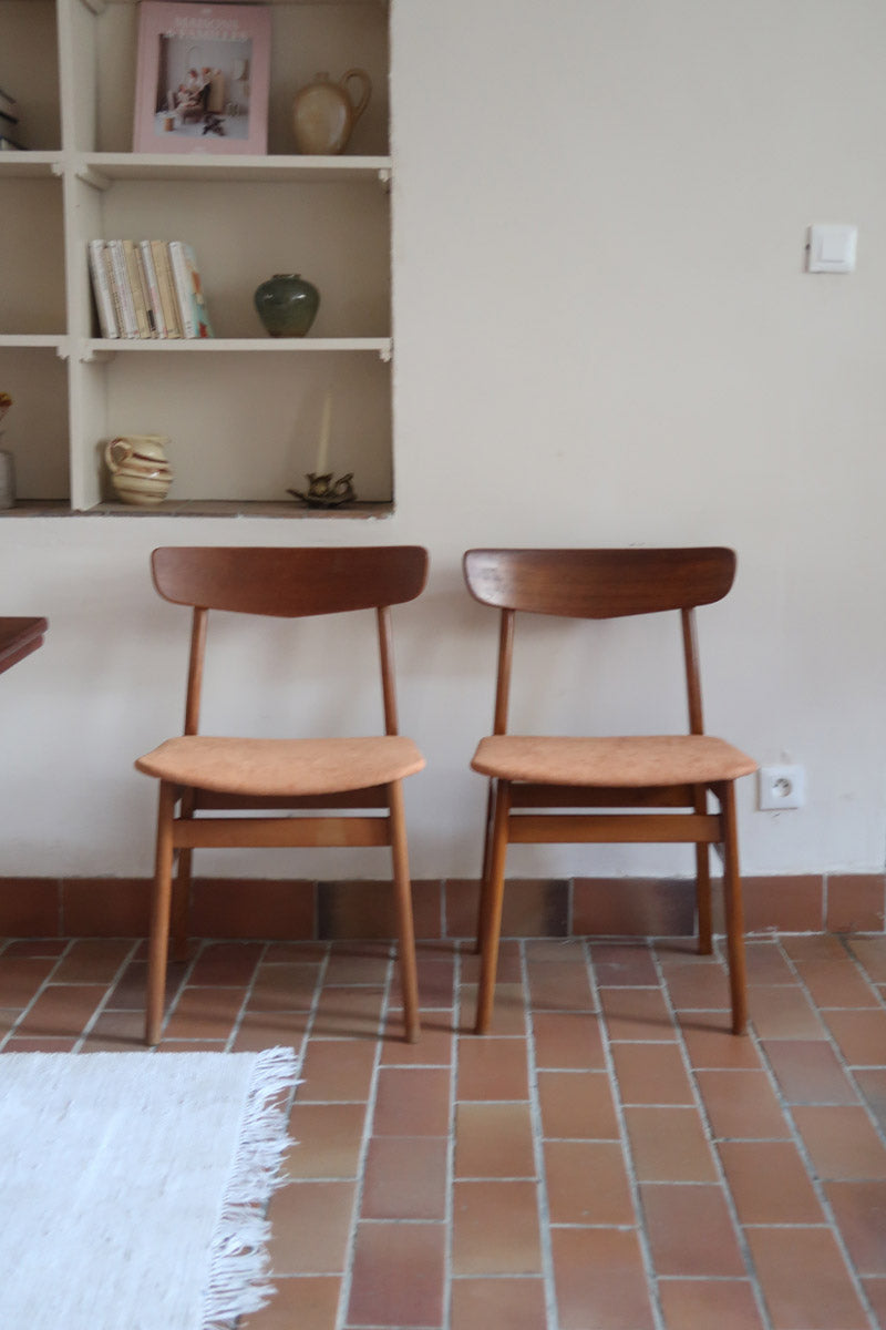 Paire de chaises scandinaves Farstrup en teck avec assise retapissée en tissu terracotta, design danois des années 60.