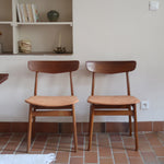 Paire de chaises scandinaves Farstrup en teck avec assise retapissée en tissu terracotta, design danois des années 60.