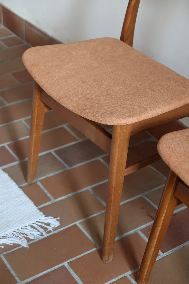 Paire de chaises scandinaves Farstrup en teck avec assise retapissée en tissu terracotta, design danois des années 60.